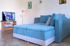 Apartment (A1) | Ruang tamu | TV Pintar 