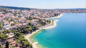 بالقرب من الشاطئ