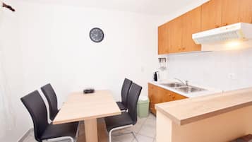 Cocina privada | Refrigerador, microondas, parrilla de estufa y cafetera y tetera