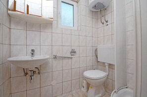 Apartment (A1) | Bathroom | Towels - Apartments Ivan (Novalja)
