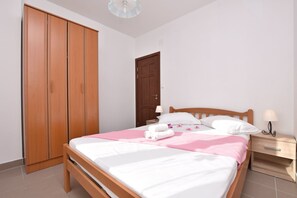 8 bedrooms, iron/ironing board, free WiFi