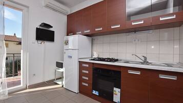 Kjøleskap, mikrobølgeovn, ovn og kokeplater