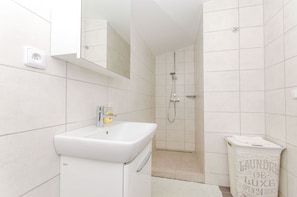 Apartment (A6) | Bilik Mandi | Pancuran mandi 