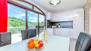 Private kitchen | Fridge, stovetop, cookware/dishes/utensils, freezer