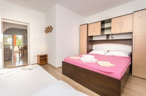 Free WiFi, bed sheets - Apartments Sanja (Tribunj)