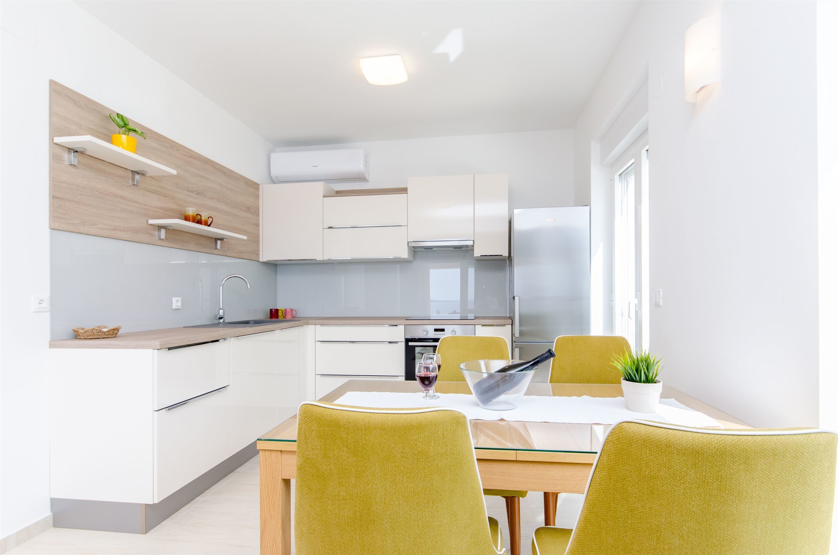 Cocina privada | Frigorífico, placa de cocina y lavavajillas