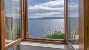 A window with a view of the sea and distant mountains. - Apartments Neno (Stanici)