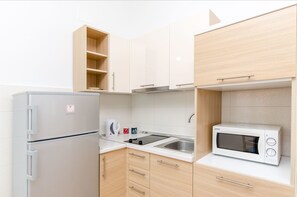 Fridge, microwave, stovetop, electric kettle - Apartments Andrea (Kolan)