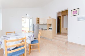 Private kitchen | Fridge, microwave, stovetop, electric kettle