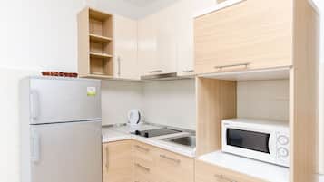 Apartment (A1) | Eigene Küche | Kühlschrank, Mikrowelle, Herdplatte, Wasserkocher
