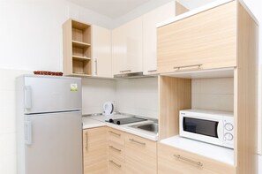 Apartment (A1) | Private kitchen | Fridge, microwave, stovetop, electric kettle - Apartments Andrea (Kolan)
