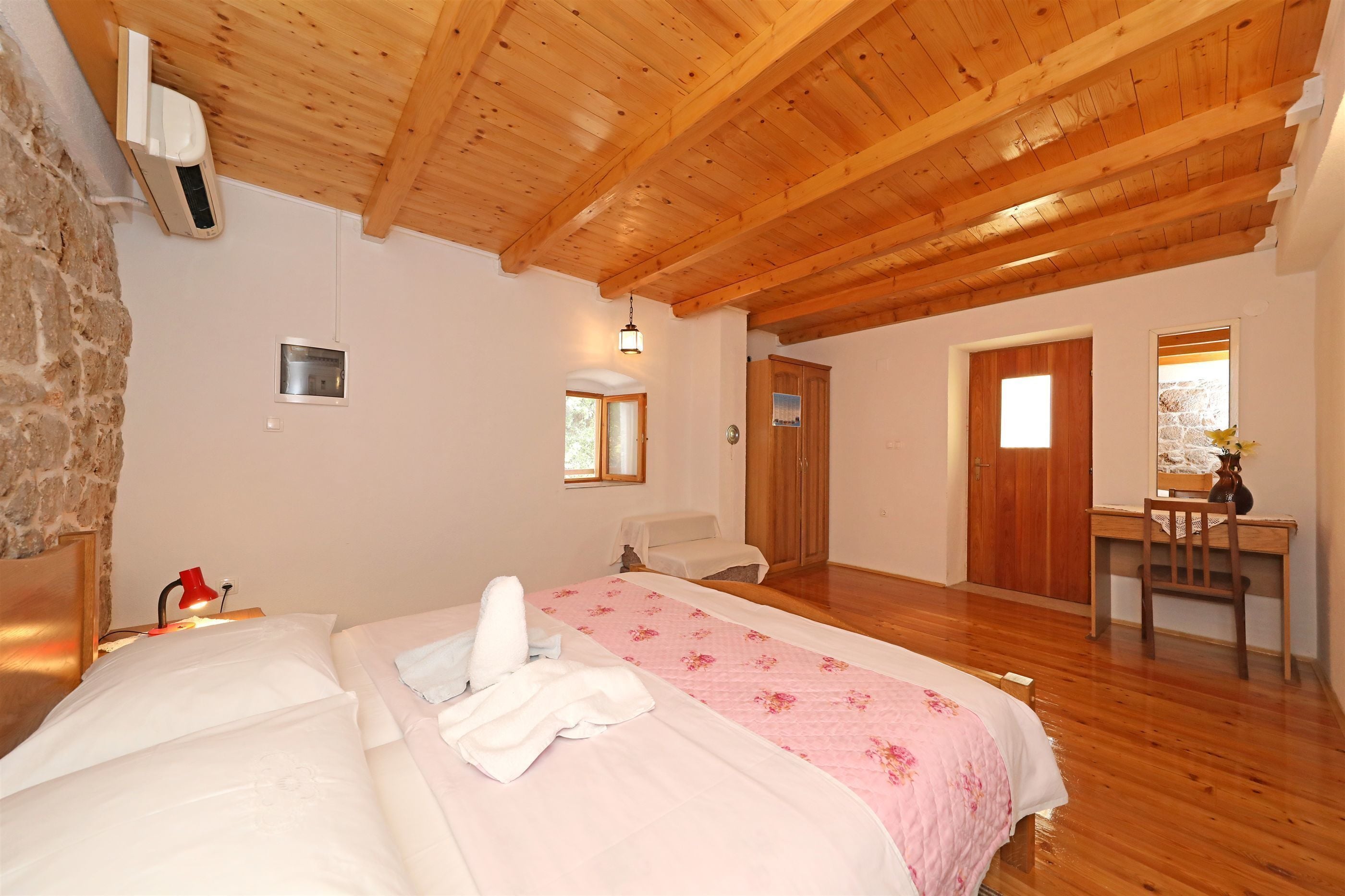 House | Free WiFi, bed sheets