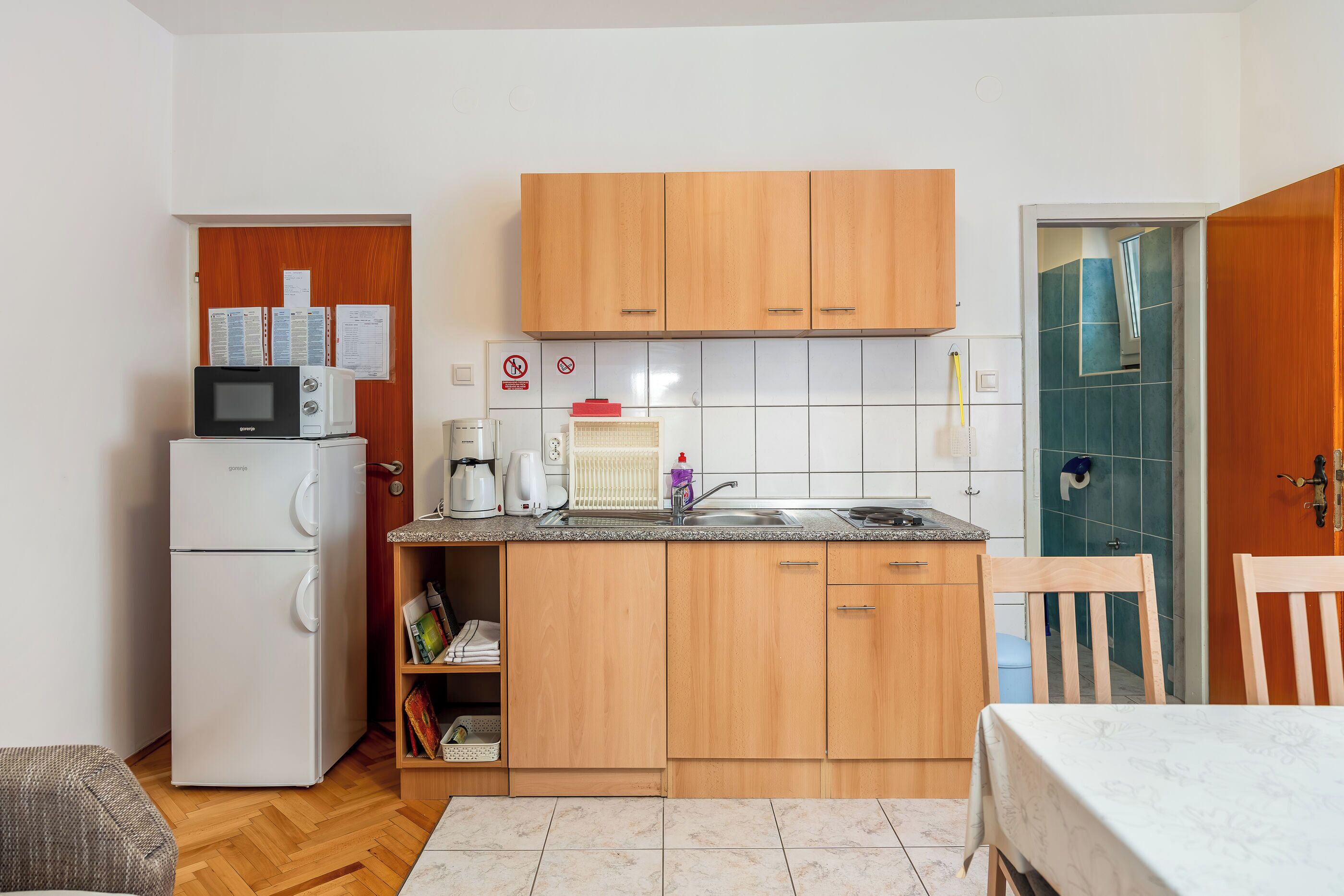 Appartement (A1) | Privékeuken | Een koelkast, een microgolfoven, een kookplaat, een espressoapparaat