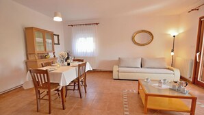 A living room with a dining table, sofa, and a coffee table. - Apartment Mediteraneo (Fazana)