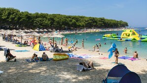 Una playa cerca