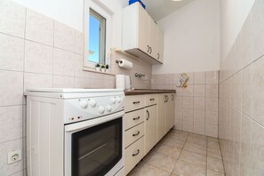 Appartement (A2) | Cuisine privée | Réfrigérateur, un four, surface de cuisson, bouilloire électrique