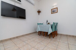 Apartment (A2) | Dining