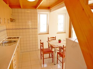 Appartement (A1) | Cuisine privée | Réfrigérateur, surface de cuisson, vaisselle et ustensiles, congélateur