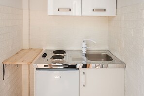 Studio (A3) | Private kitchen | Fridge, stovetop, electric kettle, cookware/dishes/utensils - Apartments Lile (Brela)