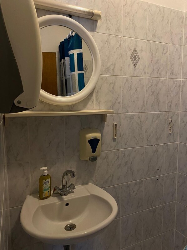 Studio (A1) | Bathroom
