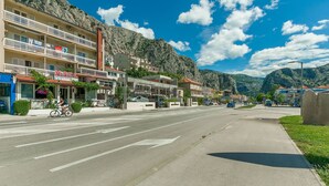 Un hôtel à étages, doté de balcons et offrant une vue sur les montagnes.