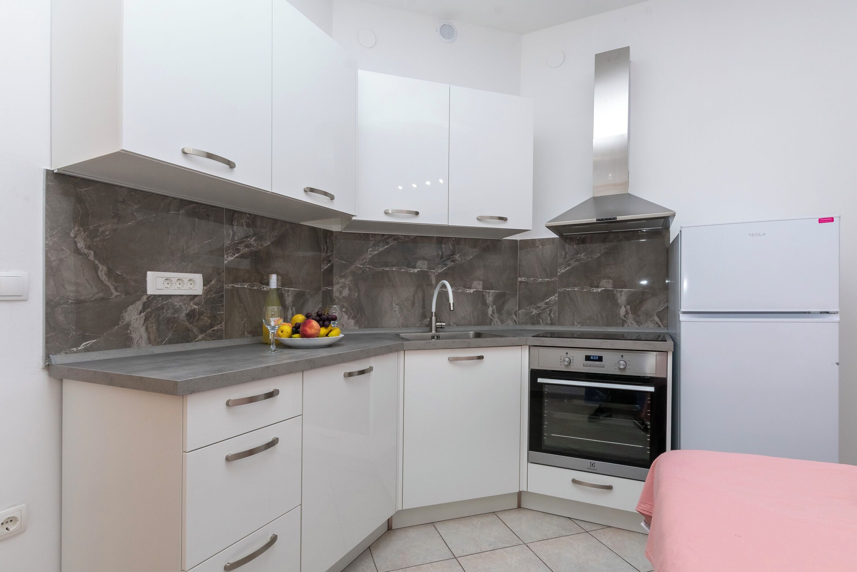 Apartemen (A4) | Dapur pribadi | Lemari es, kompor, ketel listrik, dan peralatan masak/sendok-piring