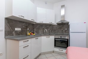 Appartement (A4) | Cuisine privée | Réfrigérateur, surface de cuisson, bouilloire électrique