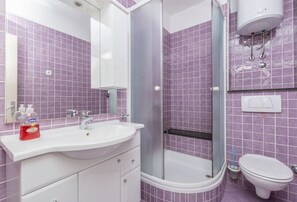 A bathroom with a shower, sink, and toilet. - Apartments Mirko (Lokva Rogoznica)