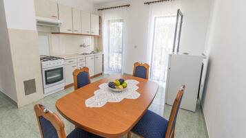 Private kitchen | Fridge, stovetop
