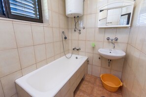 Bathroom | Bathtub - Apartments Matejka (Primosten)