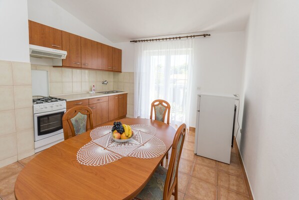 Private kitchen | Fridge, stovetop - Apartments Matejka (Primosten)