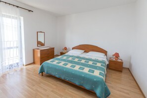 Free WiFi, bed sheets - Apartments Matejka (Primosten)