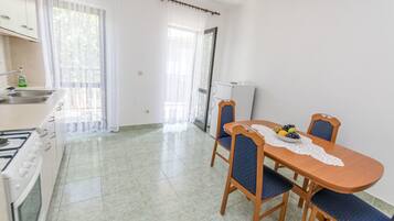 Private kitchen | Fridge, stovetop