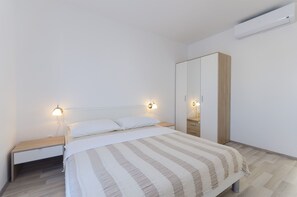 Free WiFi, bed sheets