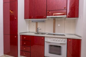 Private kitchen | Fridge, oven, stovetop, electric kettle