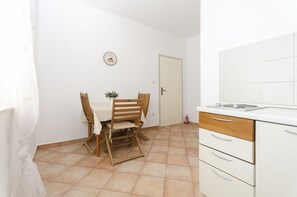 Studio (A2) | Cuisine privée | Micro-ondes, plaque de cuisson, bouilloire électrique