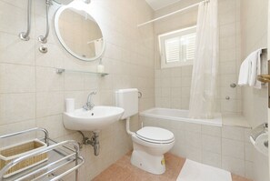 Appartement (A1) | Salle de bain | Baignoire, sèche-cheveux