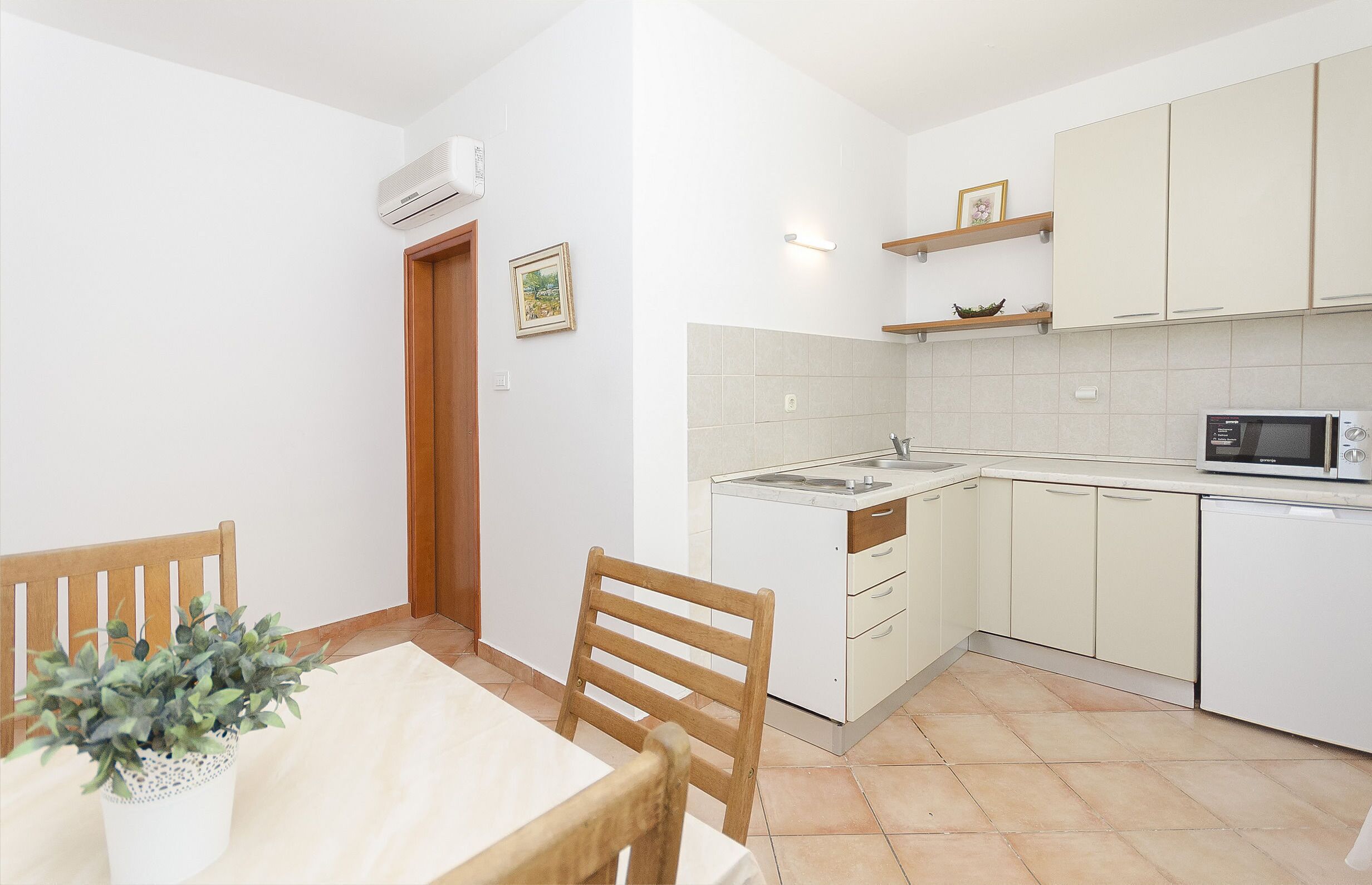 Studio (A2) | Private kitchen | Microwave, stovetop, electric kettle, cookware/dishes/utensils