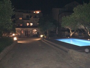 Outdoor pool, a heated pool