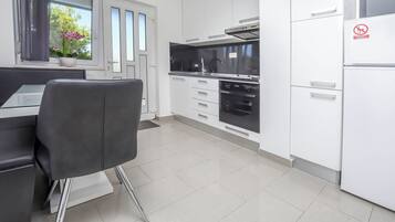 Apartment (A1) | Private kitchen | Fridge, microwave, oven, stovetop