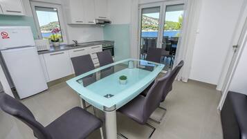 Apartment (A3) | Eigene Küche | Kühlschrank, Mikrowelle, Ofen, Herdplatte