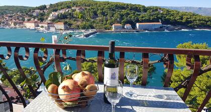 Apartments and Room Caric