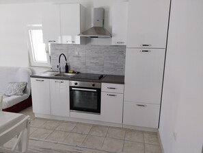 Apartament (A2) | Cuina privada | Frigorífic, microones, placa de cuina i cafetera exprés 