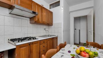 Apartment (A1) | Eigene Küche | Kühlschrank, Herdplatte