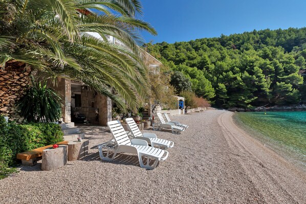 Beach nearby - Apartments Robinzon Milivoj (Sucuraj)