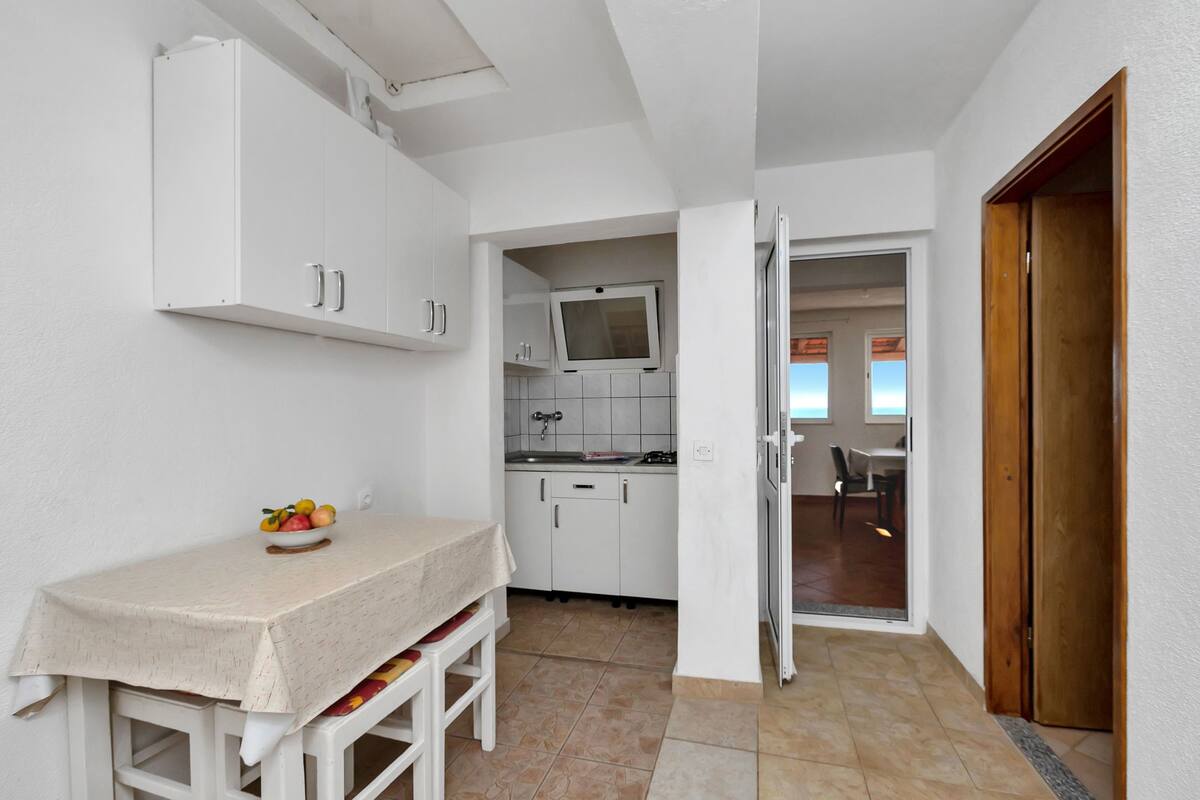Apartment (A3) | Private kitchen | Fridge, stovetop
