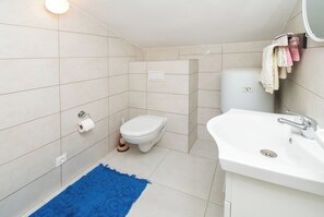 Studio (A4) | Bathroom
