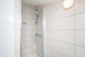 Studio (A4) | Bathroom