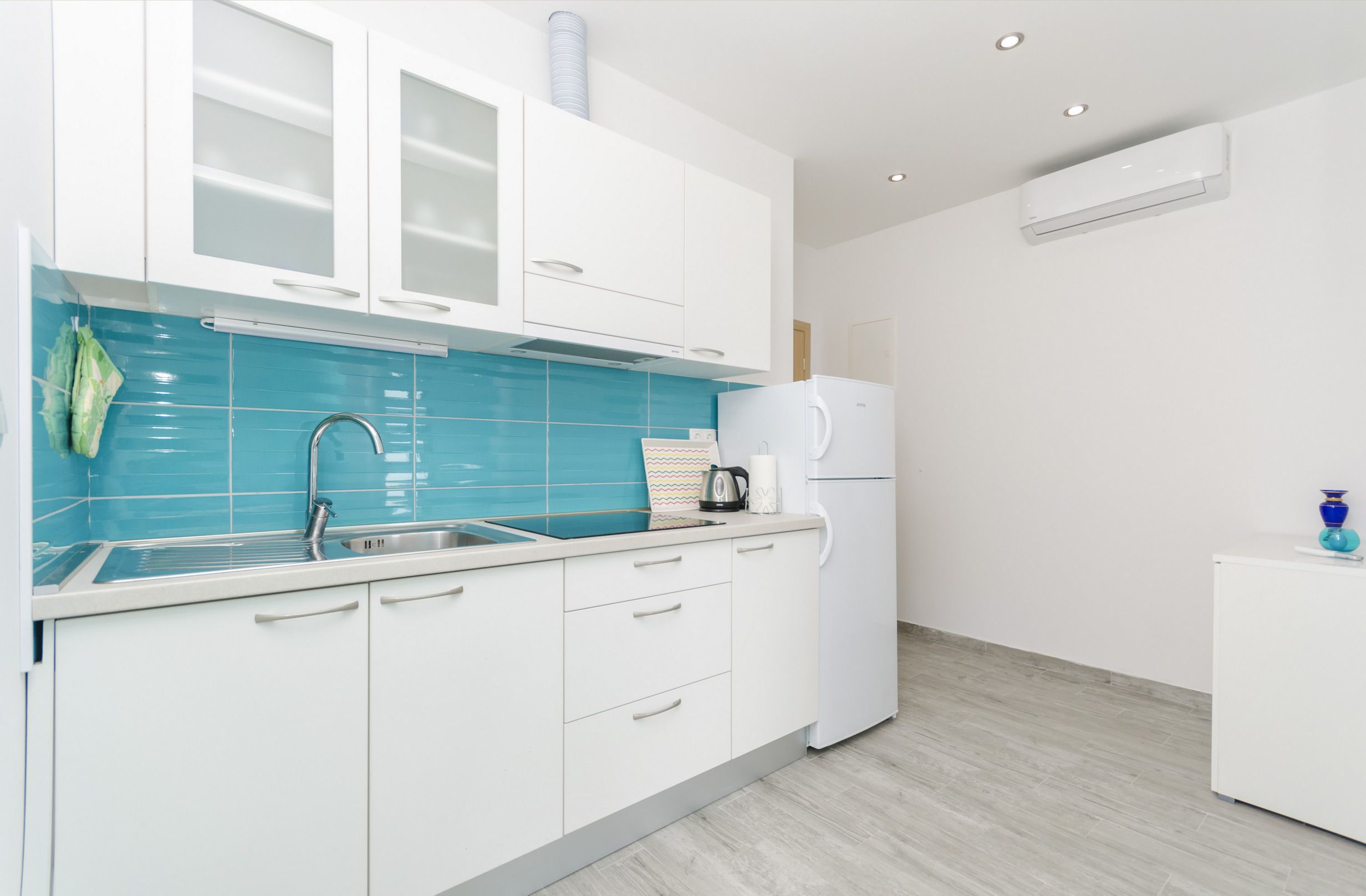 Eget kjøkken | Kjøleskap og kokeplater