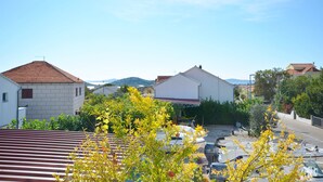 Zona residenziale con case, un parcheggio e cielo sereno.